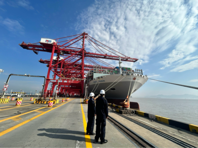 宁波舟山港2024年首批外贸新能源汽车顺利出海，助力绿色贸易与技术出口